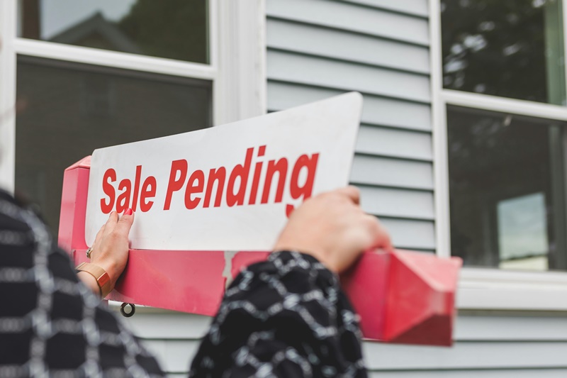 sale pending sign